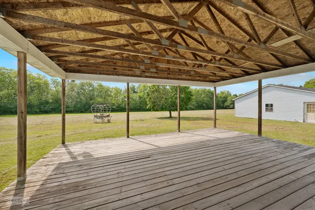 a view of a backyard