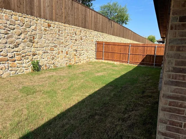 a view of a backyard