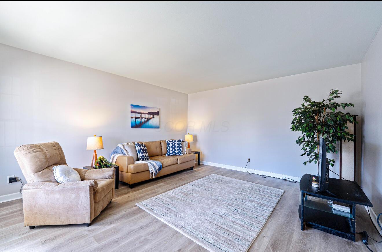 2905 Hillgate Road Columbus, OH 43207 - Photo 6 of 27 Living Room