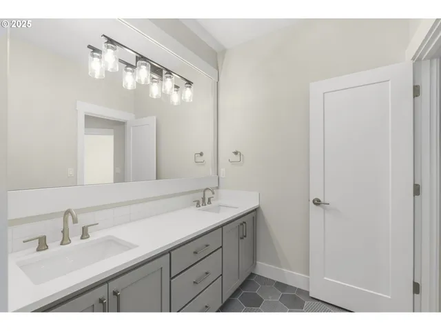 a black and white photo of a room