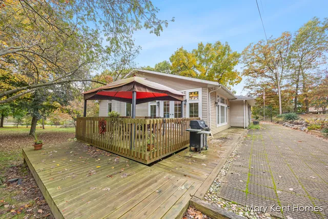 $519,000 | 6662 Buttrick Avenue Southeast, Alto, MI 49302