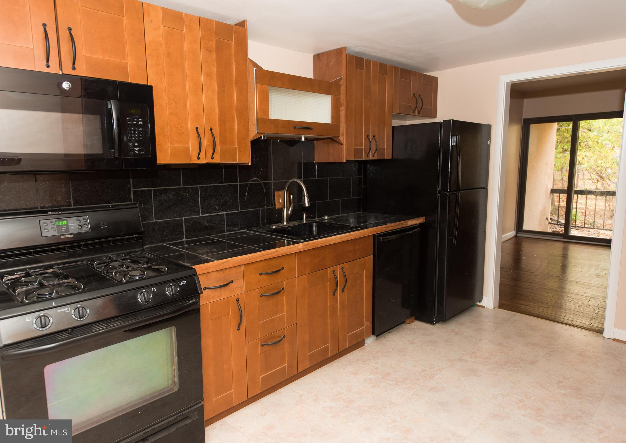 2358 Soft Wind Court Reston, VA 20191 - Photo 4 of 34 Beautifully updated kitchen with Gas Range