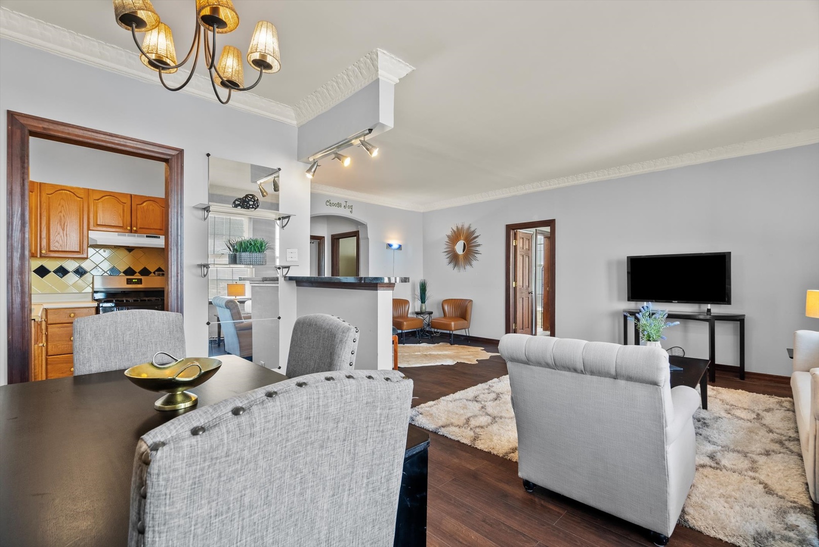 6101 North Sheridan Road, Unit 14C Chicago, IL 60660 - Photo 11 of 20 a living room with furniture and a flat screen tv