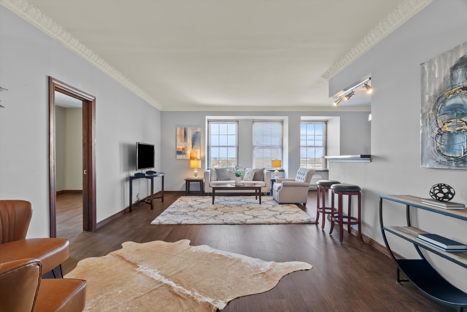 6101 North Sheridan Road, Unit 14C Chicago, IL 60660 - Photo 4 of 20 a living room with furniture and a flat screen tv