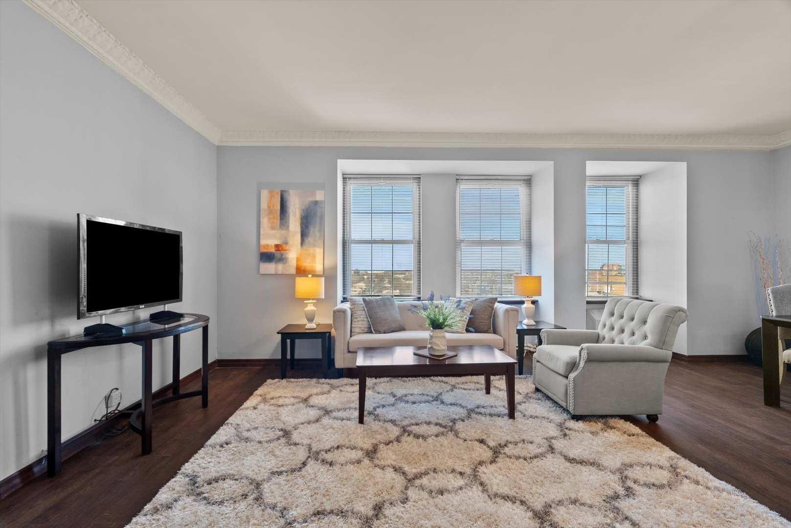6101 North Sheridan Road, Unit 14C Chicago, IL 60660 - Photo 5 of 20 a living room with furniture and a flat screen tv