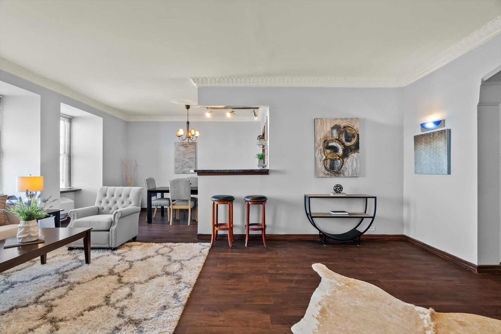6101 North Sheridan Road, Unit 14C Chicago, IL 60660 - Photo 7 of 20 a living room with furniture and wooden floor