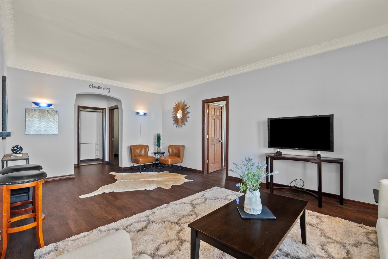 6101 North Sheridan Road, Unit 14C Chicago, IL 60660 - Photo 8 of 20 a living room with furniture and flat screen tv