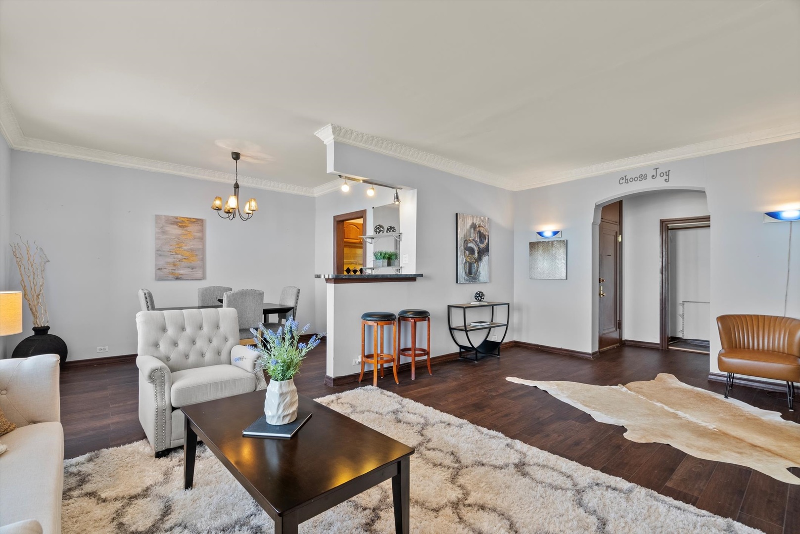 6101 North Sheridan Road, Unit 14C Chicago, IL 60660 - Photo 9 of 20 a living room with furniture and a wooden floor