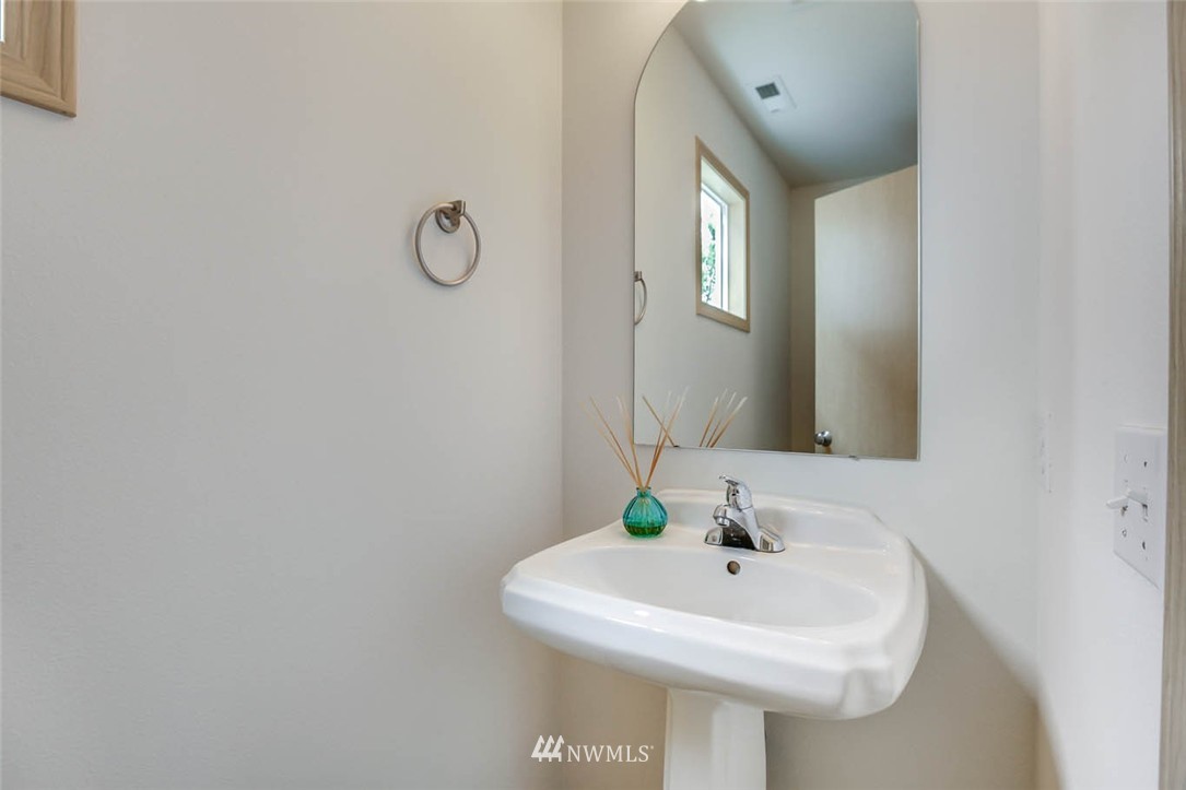 2580 Northeast 2nd Place Renton, WA 98056 - Photo 4 of 25 Gallery Image 4