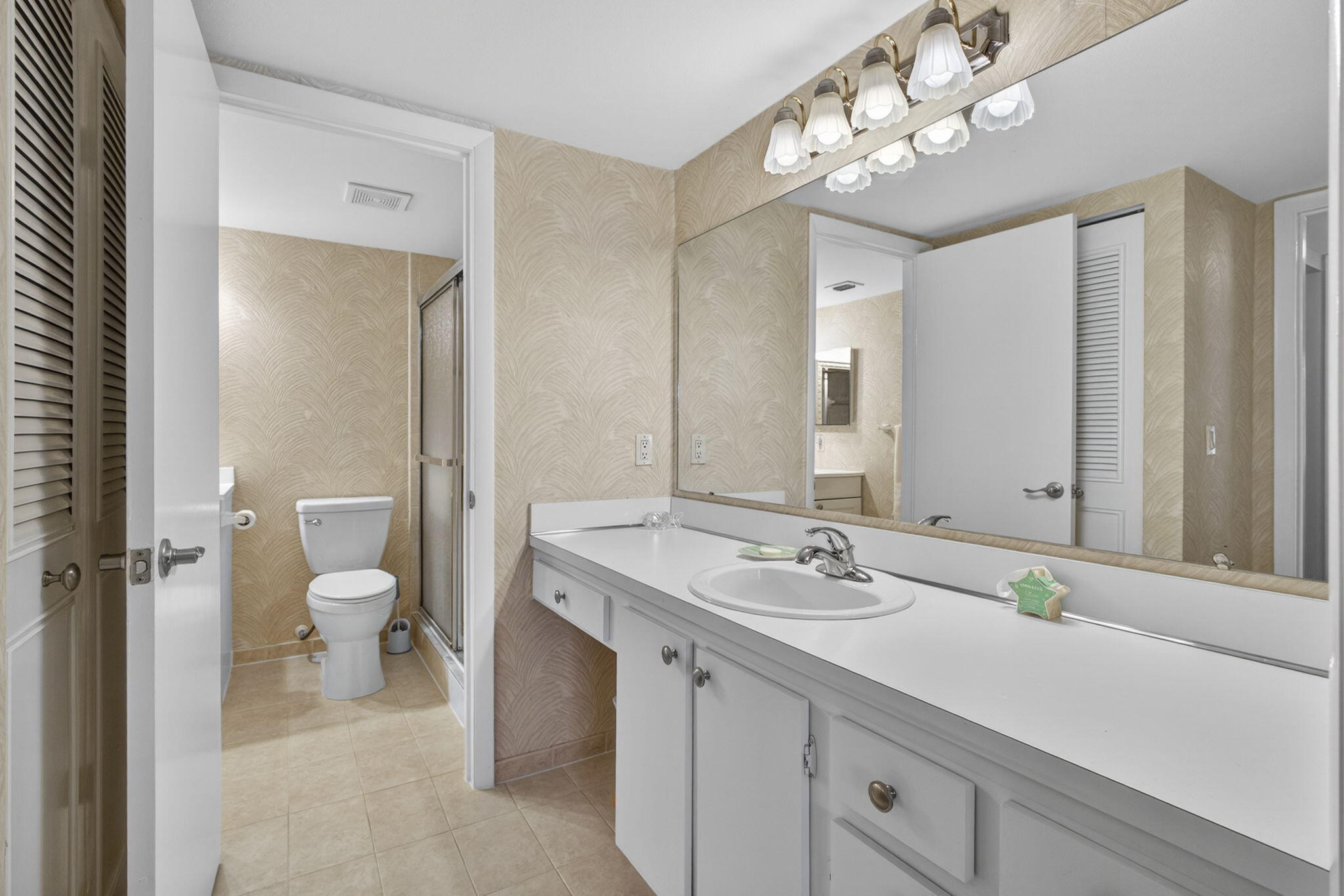 301 Pine Ridge Circle, Unit B2 Greenacres, FL 33463 - Photo 17 of 31 Bath / Sitting Area