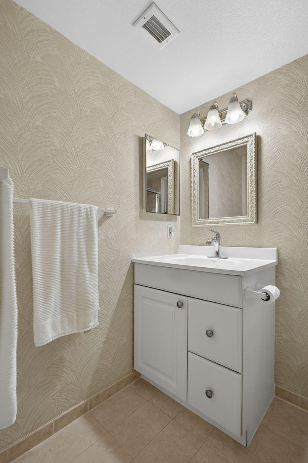 301 Pine Ridge Circle, Unit B2 Greenacres, FL 33463 - Photo 19 of 31 Bath