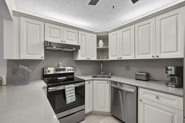 $157,500 | 301 Pine Ridge Circle, Unit B2, Greenacres, FL 33463