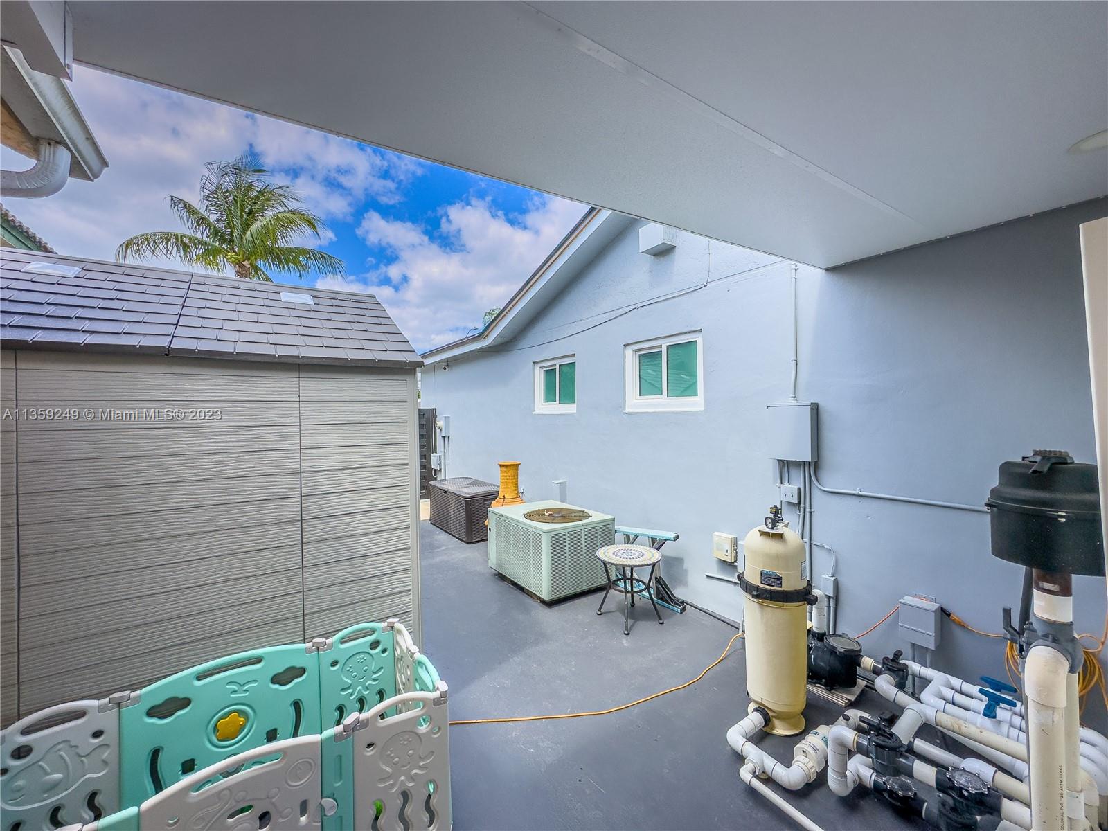 Kendale Lakes Miami, FL 33175 - Photo 33 of 39 a living room with furniture and decor