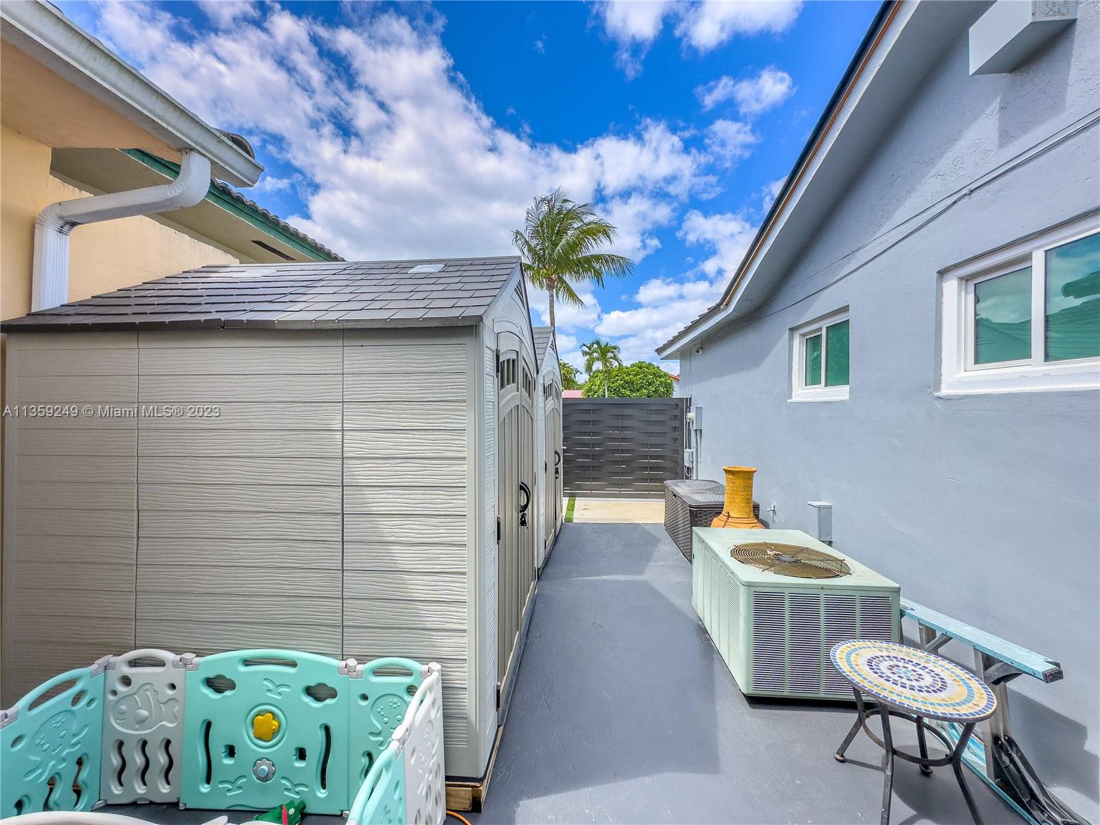 Kendale Lakes Miami, FL 33175 - Photo 34 of 39 a backyard of a house with table and chairs