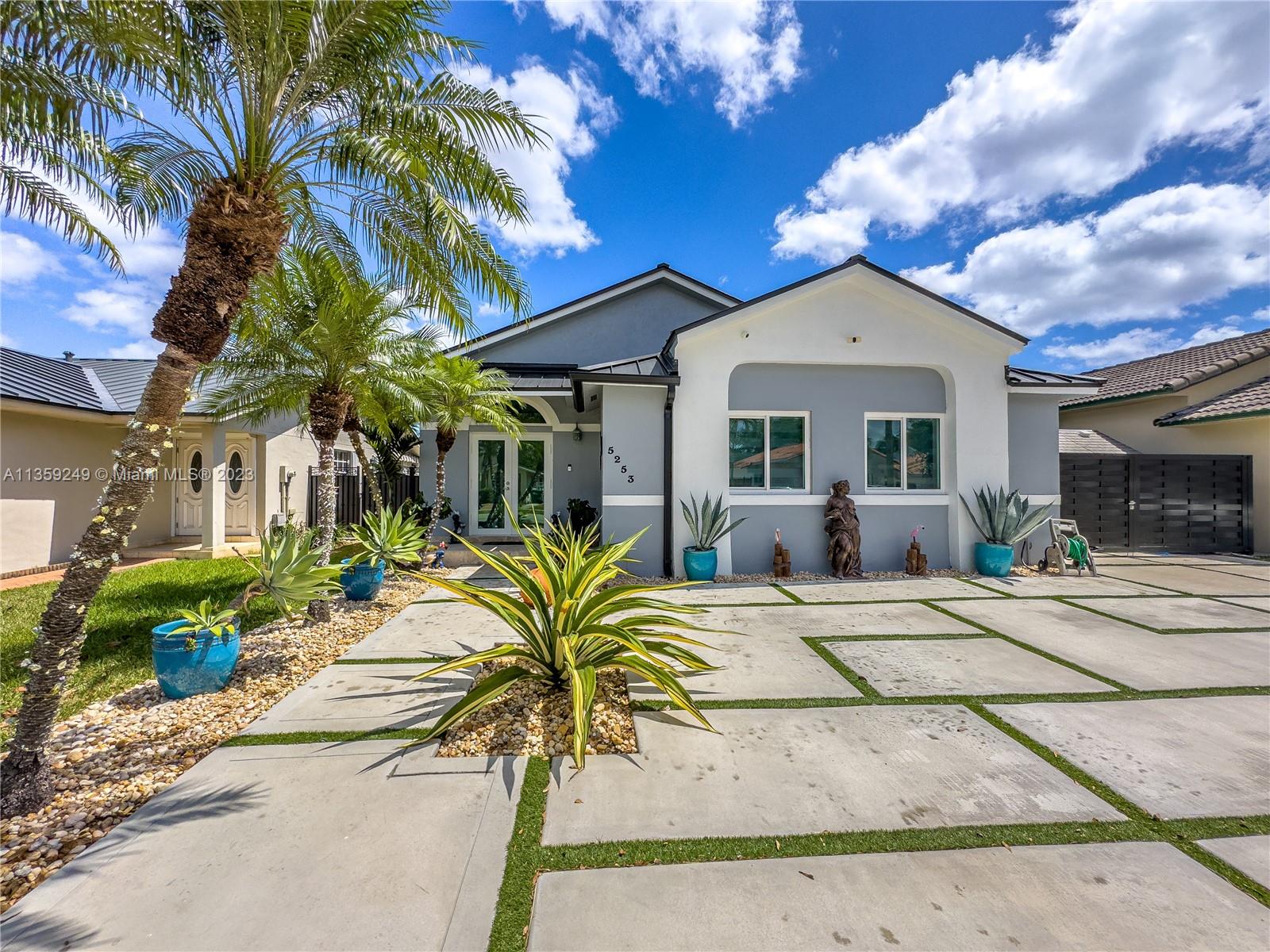 Kendale Lakes Miami, FL 33175 - Photo 38 of 39 a view of a house with backyard and sitting area