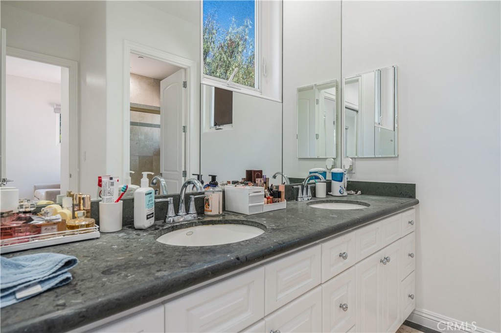 11 Baymare Road Bell Canyon, CA 91307 - Photo 30 of 39 Bedroom 3 Vanity