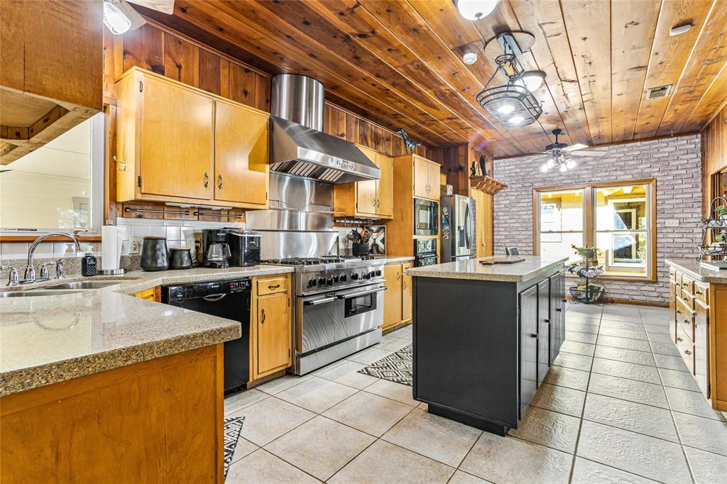 916 Kimbrough Road Azle, TX 76020 - Photo 11 of 40