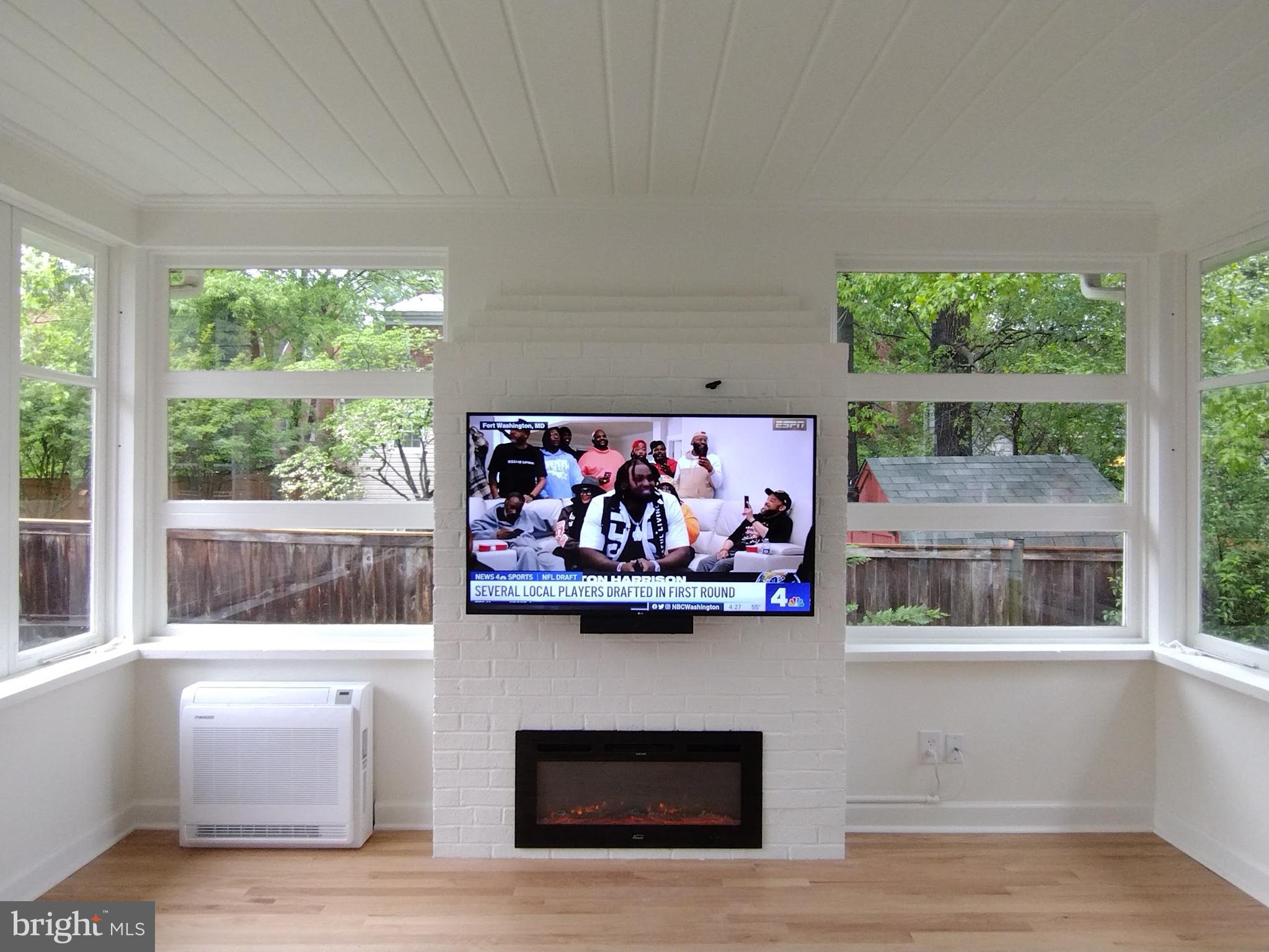 1723 Oakcrest Drive Alexandria, VA 22302 - Photo 5 of 17 a view of a living room and window