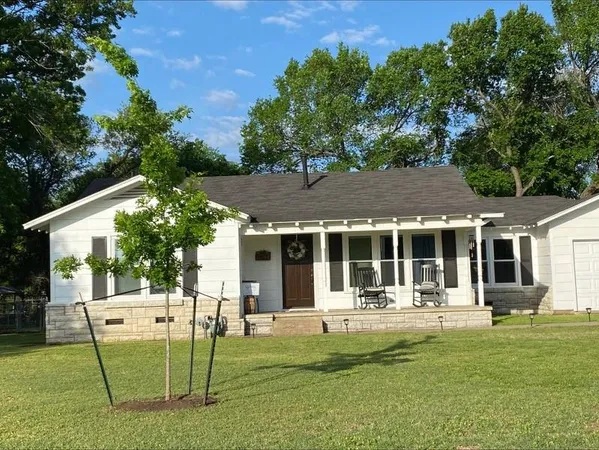 $210,000 | 907 North Magnolia Avenue, Hubbard, TX 76648