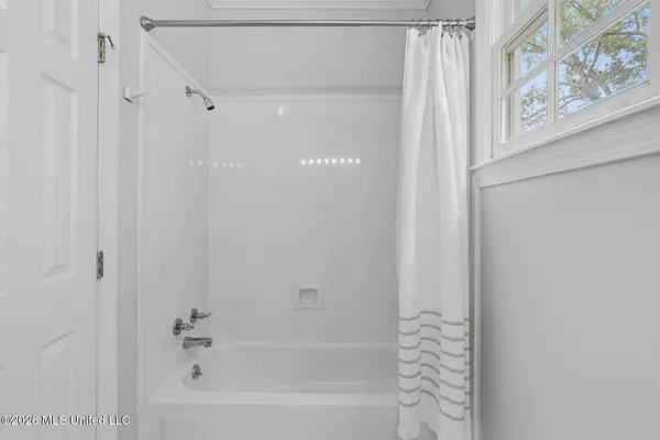 $425,000 | 127 Hawthorne Vale, Ridgeland, MS 39157