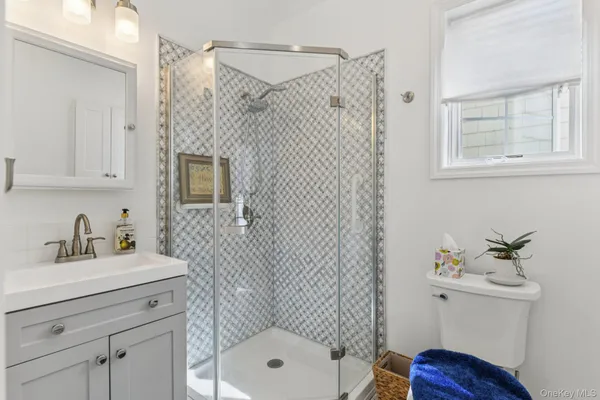 $5,950 | 21 Bayview Court, Manhasset, NY 11030