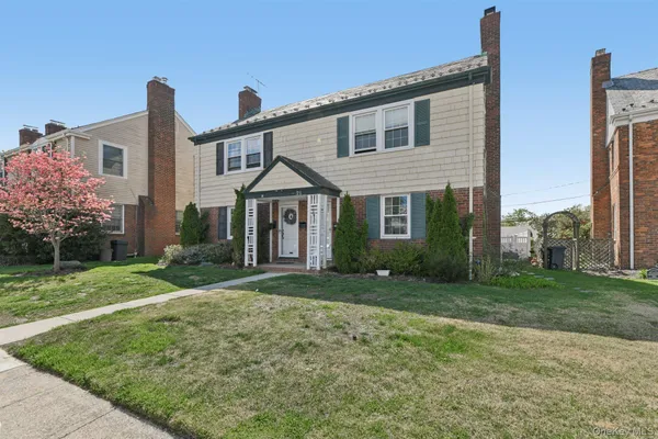 $5,950 | 21 Bayview Court, Manhasset, NY 11030