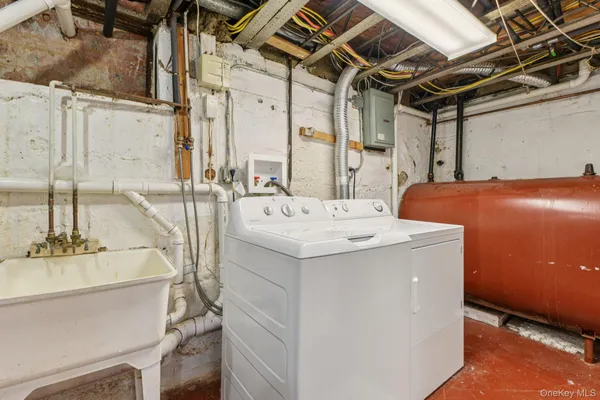 $5,950 | 21 Bayview Court, Manhasset, NY 11030