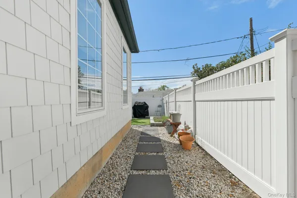 $5,950 | 21 Bayview Court, Manhasset, NY 11030