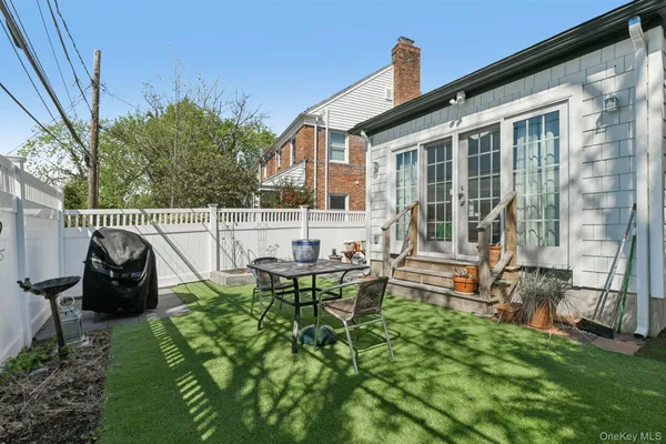 $5,950 | 21 Bayview Court, Manhasset, NY 11030