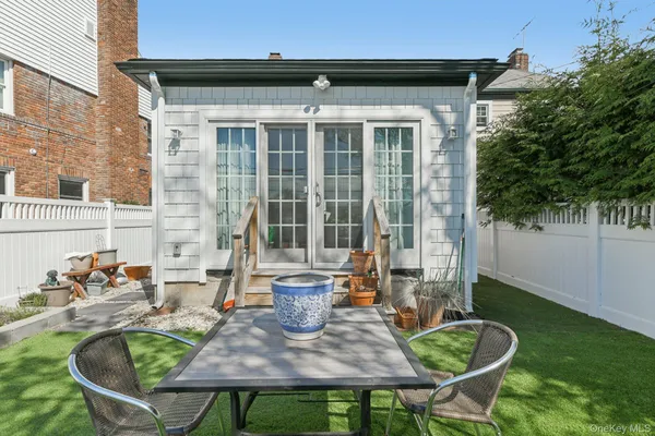 $5,950 | 21 Bayview Court, Manhasset, NY 11030