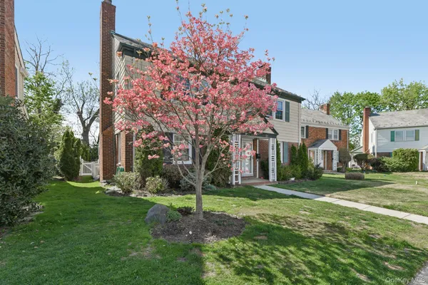 $5,950 | 21 Bayview Court, Manhasset, NY 11030