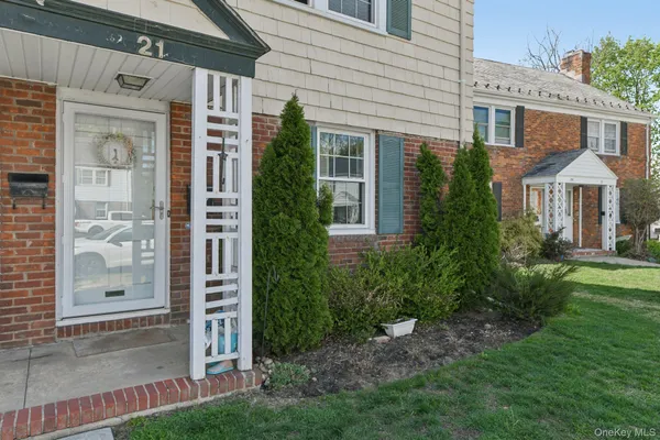 $5,950 | 21 Bayview Court, Manhasset, NY 11030