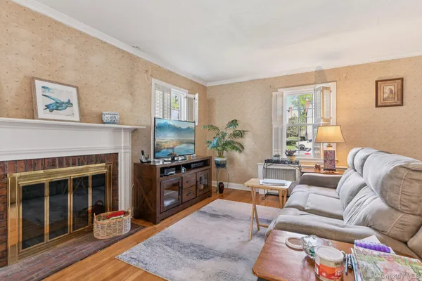 $5,950 | 21 Bayview Court, Manhasset, NY 11030