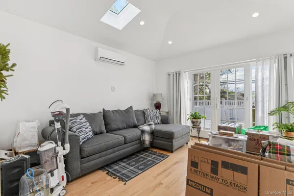 $5,950 | 21 Bayview Court, Manhasset, NY 11030