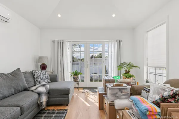 $5,950 | 21 Bayview Court, Manhasset, NY 11030