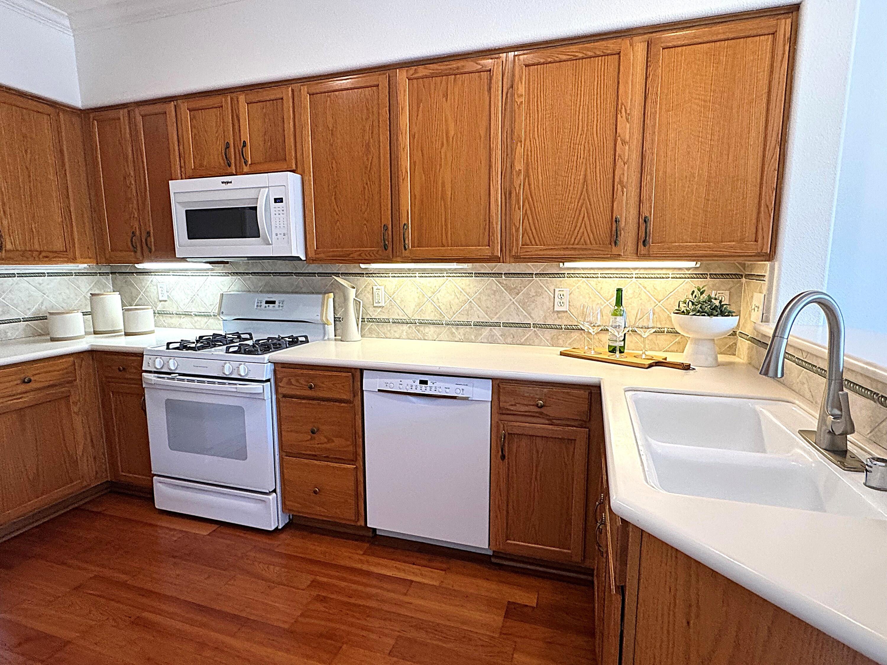 562 Poppyfield Place Goleta, CA 93117 - Photo 8 of 31 Kitchen