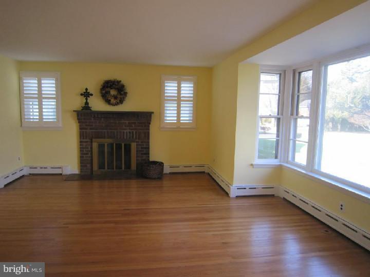 440 Hawarden Road Springfield, PA 19064 - Photo 5 of 24 Living Room