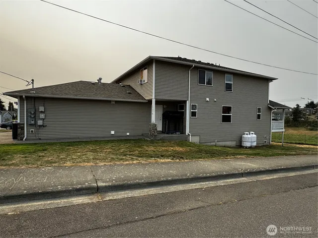a view of a house with a yard
