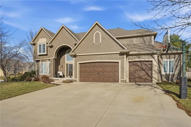 $725,000 | 707 Northeast Sundance Trail, Lee's Summit, MO 64086