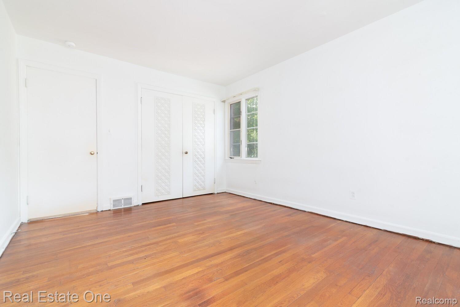 536 North Gulley Road Dearborn, MI 48128 - Photo 17 of 31 Bedroom_2_2_mls.jpg