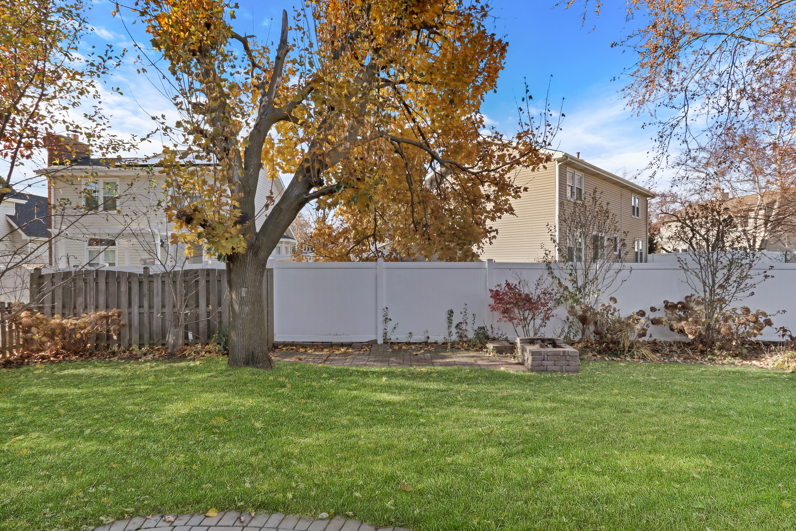 5315 Cypress Circle Gurnee, IL 60031 - Photo 24 of 31 a backyard of a house with lots of green space
