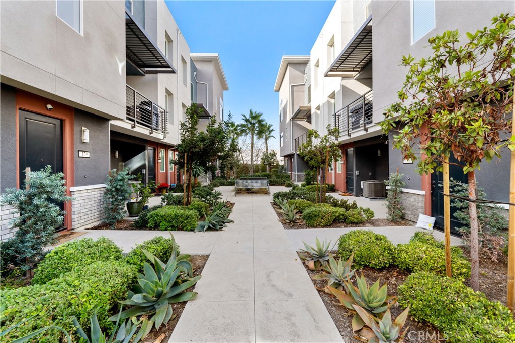 179 Steely Irvine, CA 92614 - Photo 2 of 39 HOA-managed landscaping