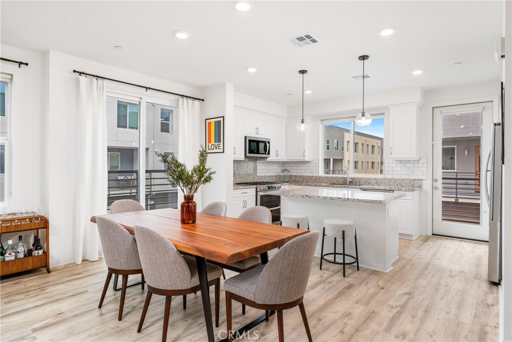 179 Steely Irvine, CA 92614 - Photo 5 of 39 Kitchen/Dining