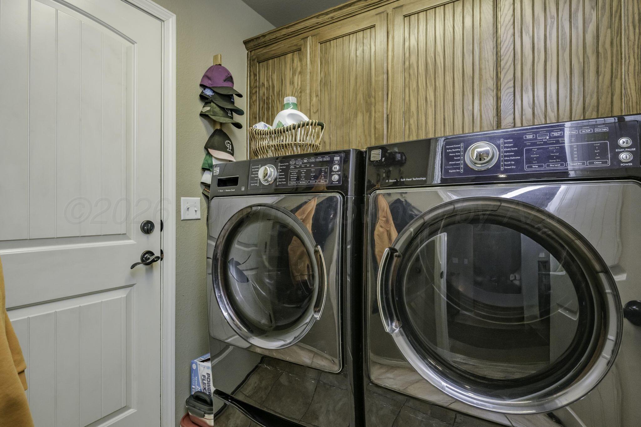 3504 Springfield Avenue Amarillo, TX 79118 - Photo 10 of 23 a utility room with dryer and washer
