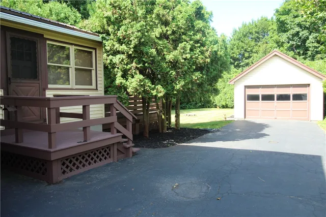 $182,500 | 11 Van Buren Street, Murray, NY 14470