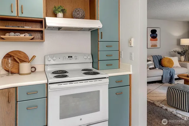 $400,000 | 4641 West Lake Sammamish Parkway Southeast, Unit F105, Issaquah, WA 98027