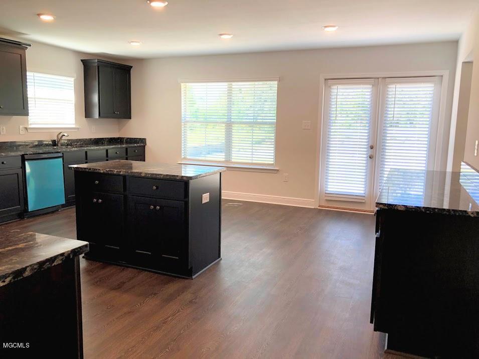 6206 Roxanne Way Biloxi, MS 39532 - Photo 3 of 28 Spacious Kitchen