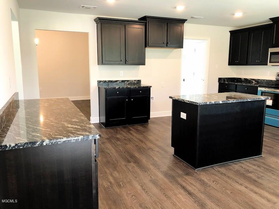 6206 Roxanne Way Biloxi, MS 39532 - Photo 4 of 28 Coffee bar/serving counter