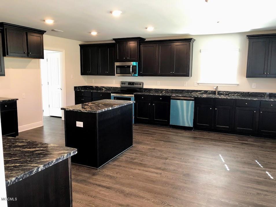 6206 Roxanne Way Biloxi, MS 39532 - Photo 5 of 28 kitchen