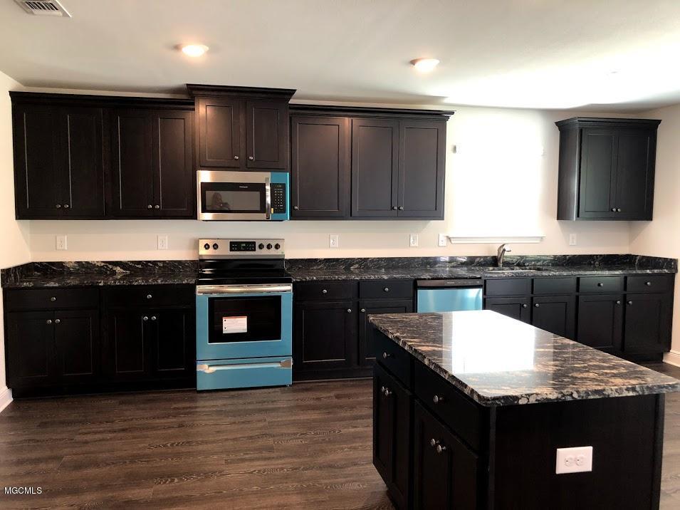 6206 Roxanne Way Biloxi, MS 39532 - Photo 7 of 28 Center Island